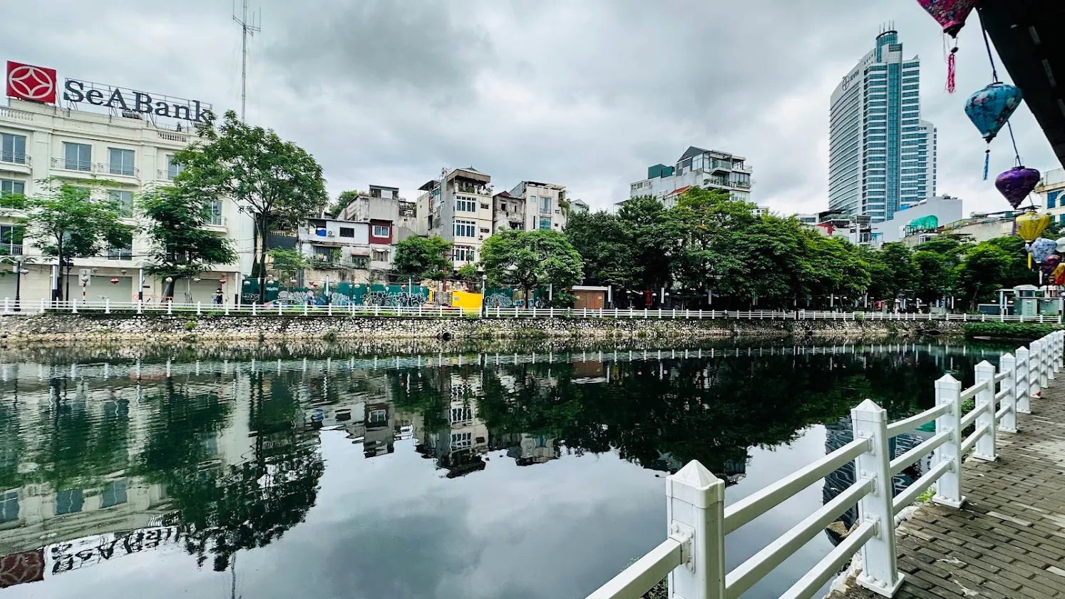 Tuyến phố nằm ven bờ hồ Trúc Bạch thoáng mát